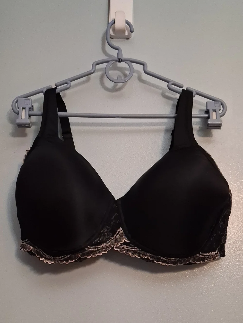 Breezies Size 44D Women's Black With Cream Lace-Trim Full Coverage WireFree Bra.